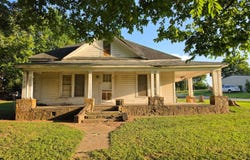 10 S Wood St, Charleston, AR 72933