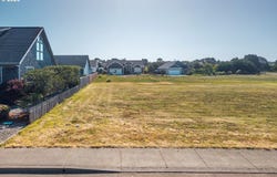 2710 Lincoln Ave SW, Bandon, OR 97411