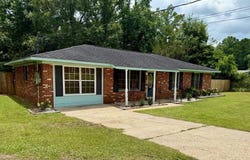 171 MerryDell Dr., Ozark, AL 36360