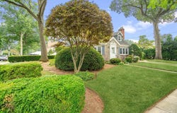 28 Redwood Road, New Hyde Park, NY 11040