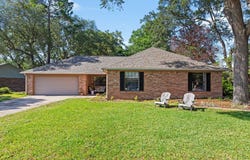 207 Oakwood Circle, Niceville, FL 32578