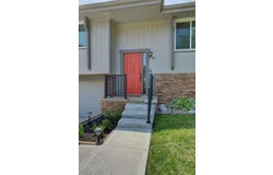 901 Claudine Avenue, Papillion, NE 68046