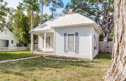 413 E College St, Fredericksburg, TX 78624