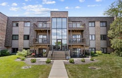 1444 Stonebridge Circle, Wheaton, IL 60189