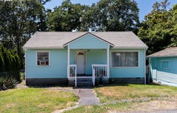 215 S 8TH ST, St. Helens, OR 97051