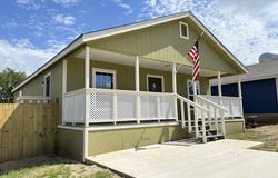 702 E 5th, Nixon, TX 78140