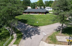 1 COLONIAL CIR, Storm Lake, IA 50588