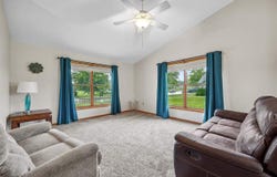 104 Country View Dr, Mechanicsville, IA 52306