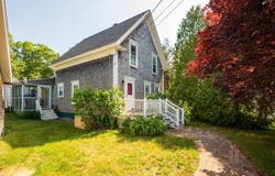 31 Bay Street, Boothbay Harbor, ME 04538