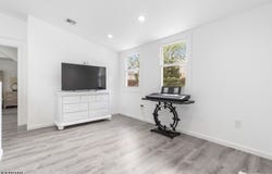423 E 4Th Ave, Roselle Boro, NJ 07203-1428