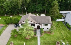 6 Gateway Ct, Waldwick Boro, NJ 07463-1350