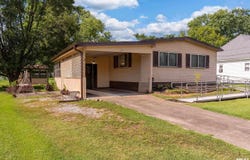 208 W PENNSYLVANIA Avenue, Pittsburg, IL 62974