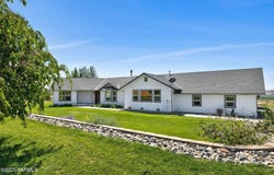 505 Faucher Rd, Moxee, WA 98936