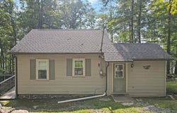 130 Ridgefield Point Road, Greentown, PA 18426