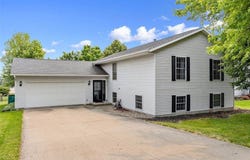 2030 Dows St, IA 52227