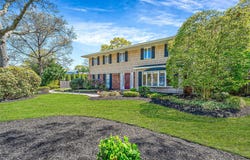 4 Victor Place, Lake Grove, NY 11755