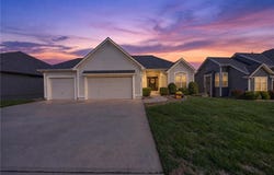 3004 SW SILVERSPUR Lane, Lee's Summit, MO 64081