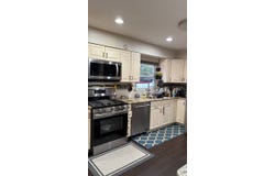 10 Cranberry Ln, Plainview, NY 11803