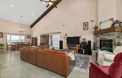 1138 Creekside Ln, Weimar, TX 78962