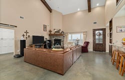 1138 Creekside Ln, Weimar, TX 78962