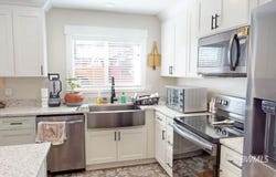 1107 E Old Glory Way, Big Water, UT 84741