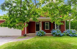 43 Peckham Place, Bristol, RI 02809