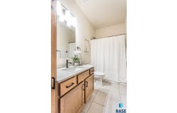 9207 W 43rd St, Sioux Falls, SD 57106