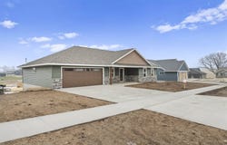 1020 Sage Oak Circle, Manchester, IA 52057