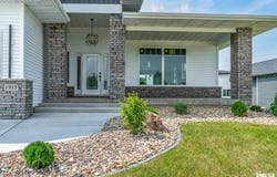 1915 E 59TH Court, Davenport, IA 52807