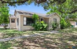 1902 E Red River Street, Victoria, TX 77901
