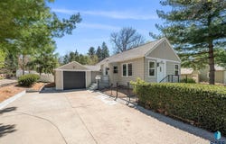 213 E 32nd St, Sioux Falls, SD 57105