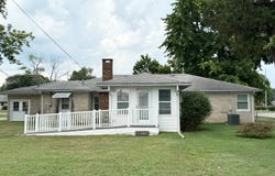 706 Montgomery Circle, Carmi, IL 62821