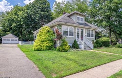 6 Center St, Pompton Lakes Boro, NJ 07442-1941
