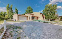 14 Entrada Del Jardin, Santa Cruz, NM 87567