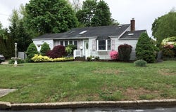 10 Fern Place, Bay Shore, NY 11706