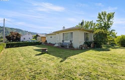 311 SE GRAPE Ave, Winston, OR 97496