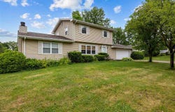 1220 Northwood Ln, Muscatine, IA 52761