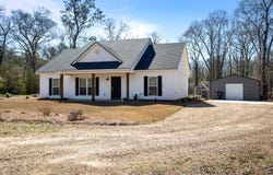 402 Livingston Rd, Smithville, GA 31787