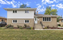 8132 Kraay Avenue, Munster, IN 46321