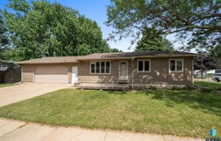 4404 S Plateau Trl, Sioux Falls, SD 57106