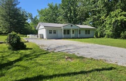 450 W Saddle Club Road, Bonnie, IL 62816