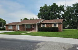727 JOHNSON Street, Carlinville, IL 62626