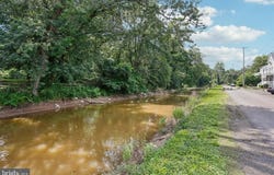 32 N EDGEWATER AVENUE, YARDLEY, PA 19067