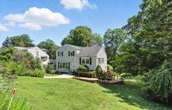 21 Bruce Ln, Valhalla, NY 10595