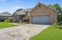 930 W Sherwood Drive, Springfield, MO 65810