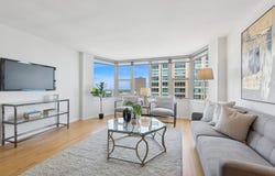525 W HAWTHORNE Place, Chicago, IL 60657