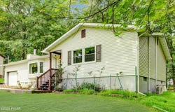 123 Lakeview Drive, Dingmans Ferry, PA 18328