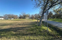 E Freeman Street, Ennis, TX 75119