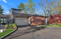 115 Eagles Crescent, Manhasset, NY 11030