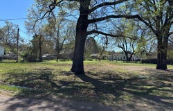 704 E Ave E, Hooks, TX 75561